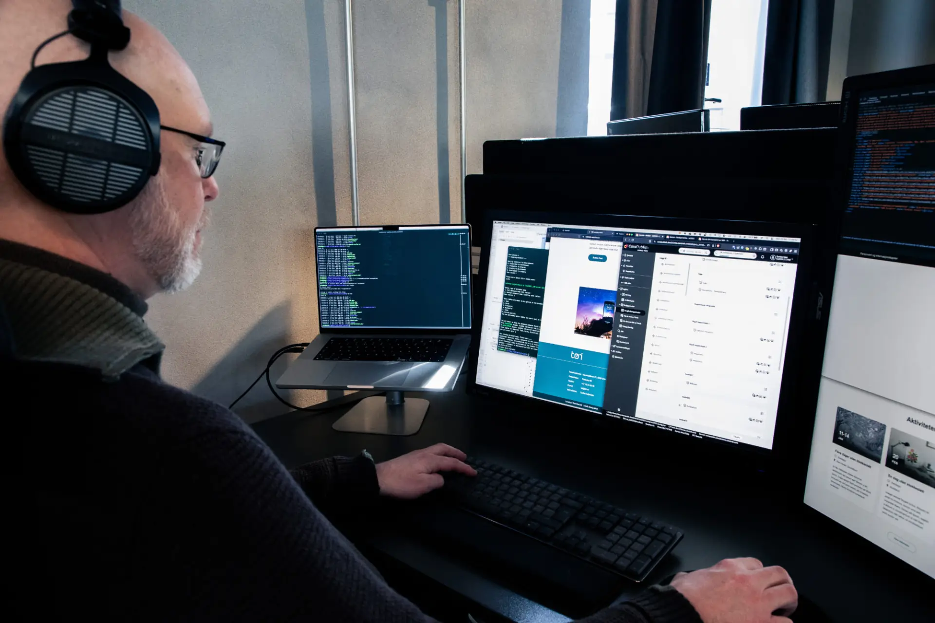 Utvikler som jobber med flere skjermer