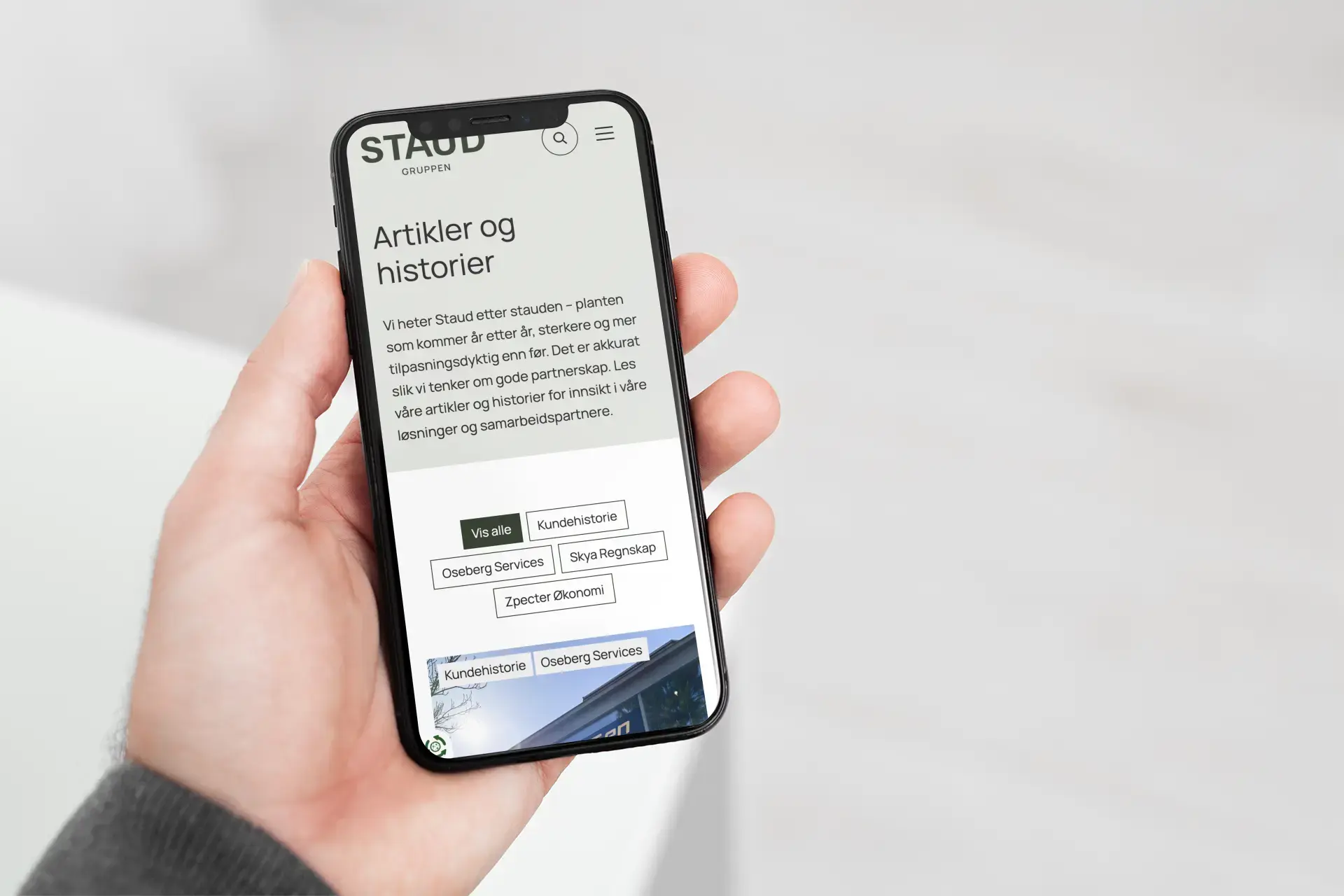 Mobil med Staud sin nettside åpen