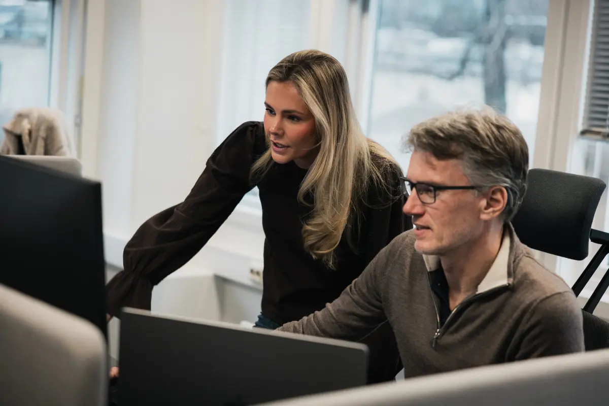 To ansatte somser på skjerm