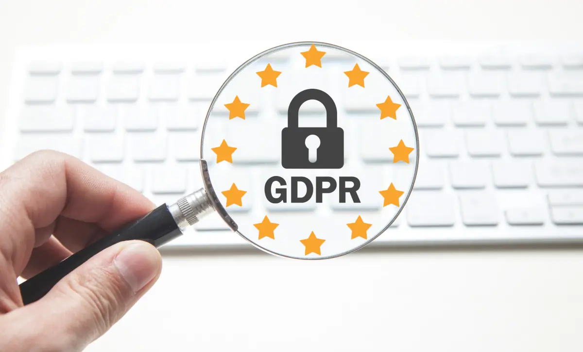 GDPR og EU-stjerner over et tastatur