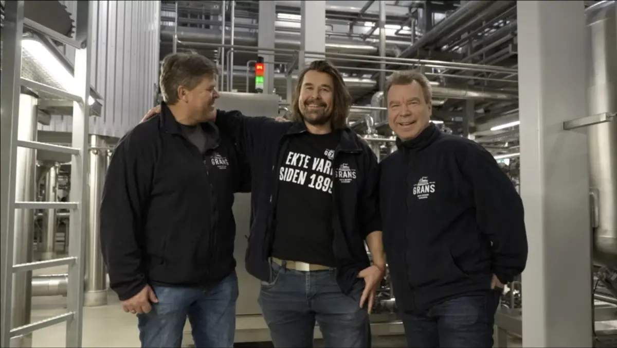 Tre menn i produksjonslokaler til et bryggeri