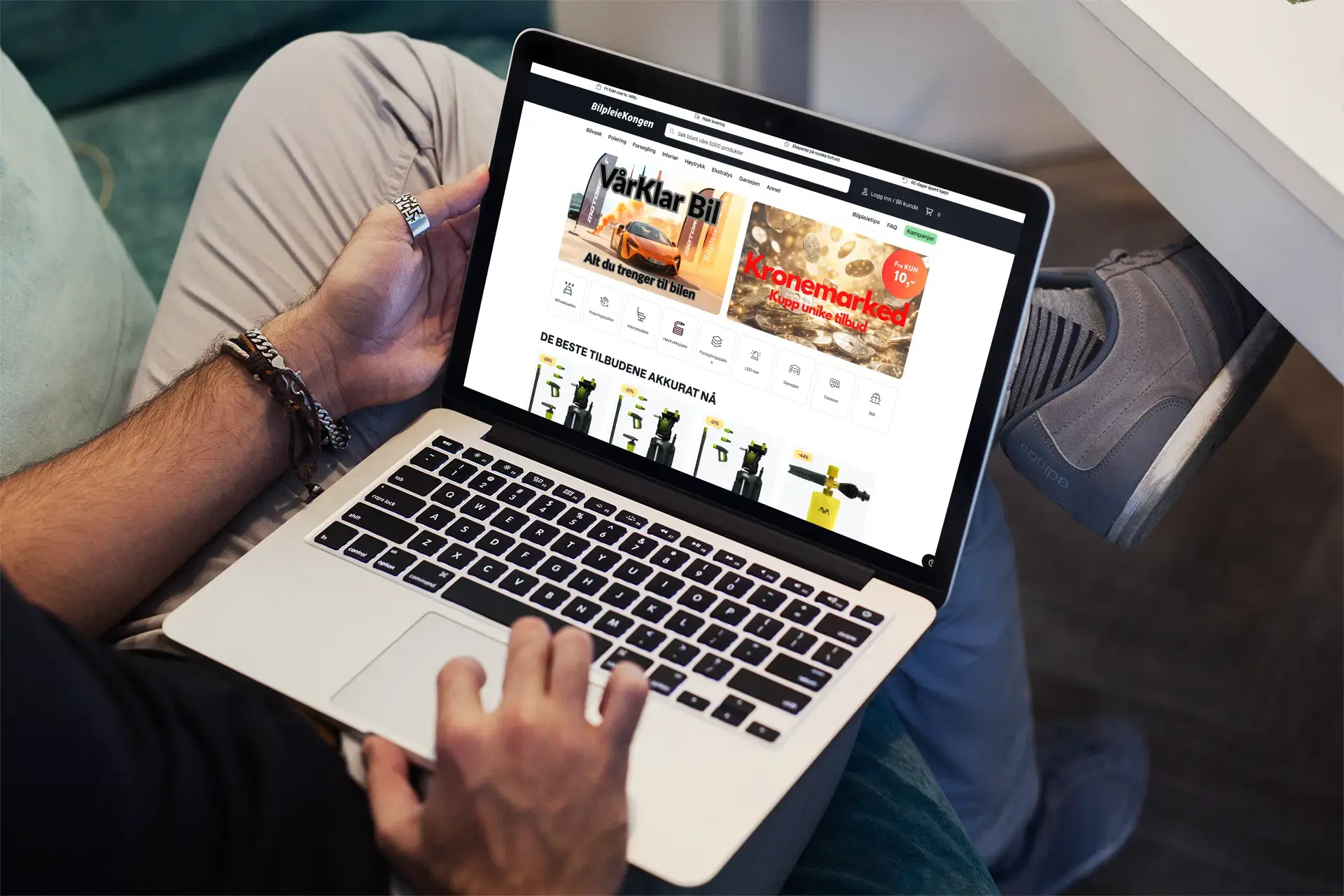 Mann med laptop åpen på Bilpleiekongen.no forside i fanget
