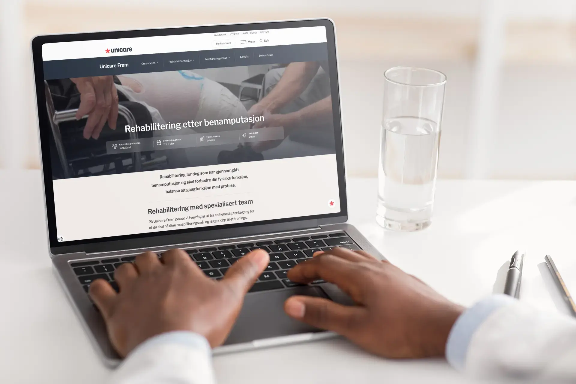 Mann skriver på tastatur på laptop åpen på unicares nettsider