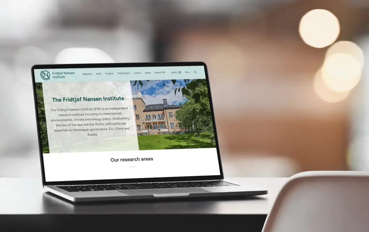 Laptop med forsiden av fni nettside